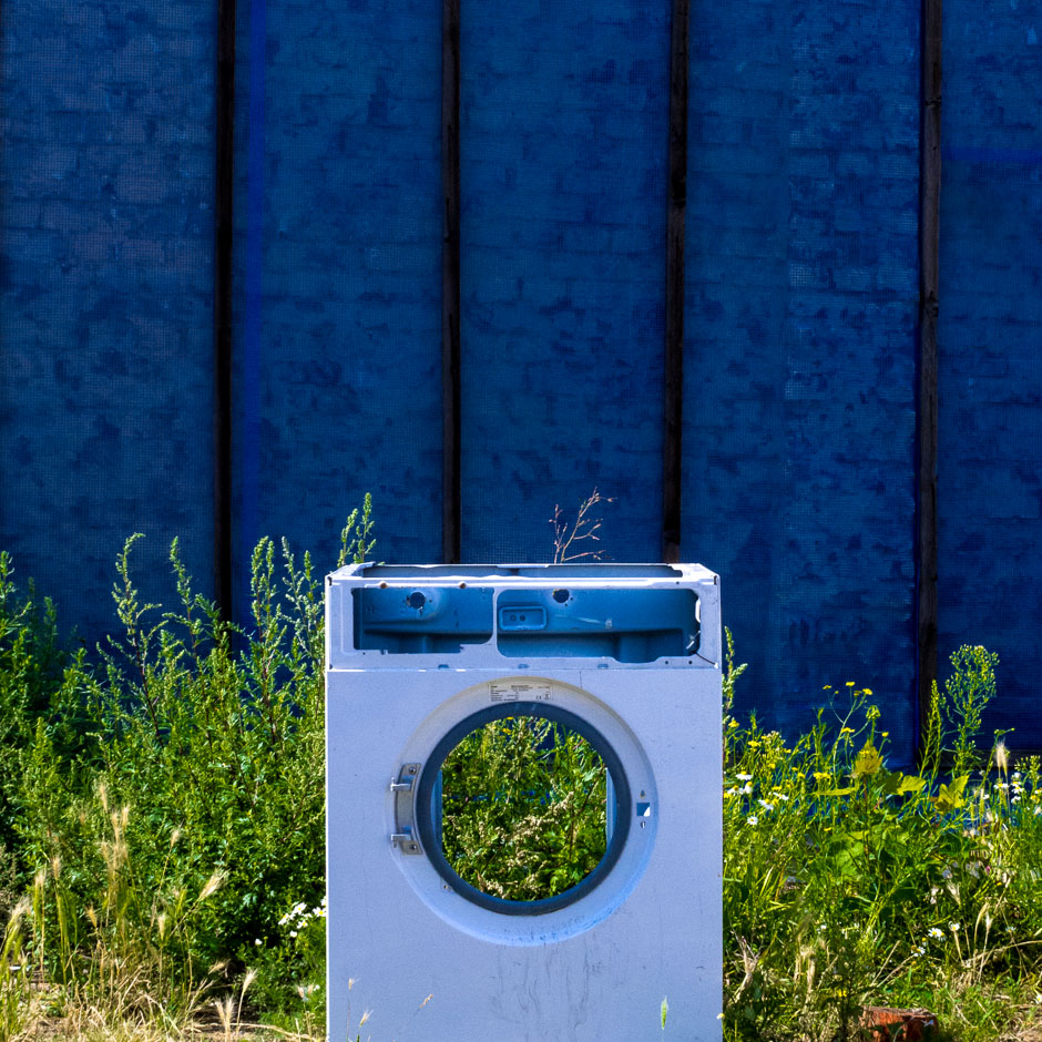 waschmaschine auf blau und grün